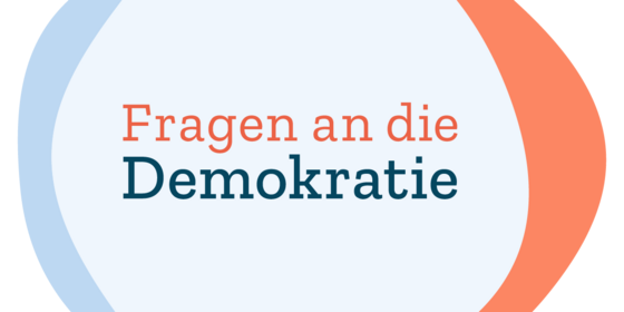 Schriftzug "Fragen an die Demokratie"