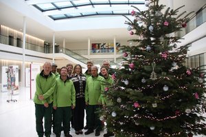 Bild: © Nds. Landtag Weihnachtsbaum der Evangelischen Stiftung Neuerkerode in der Portikushalle im Jahr 2018; hier die Mitarbeiter der Stiftung mit Landtagspräsidentin Dr. Gabriele Andretta