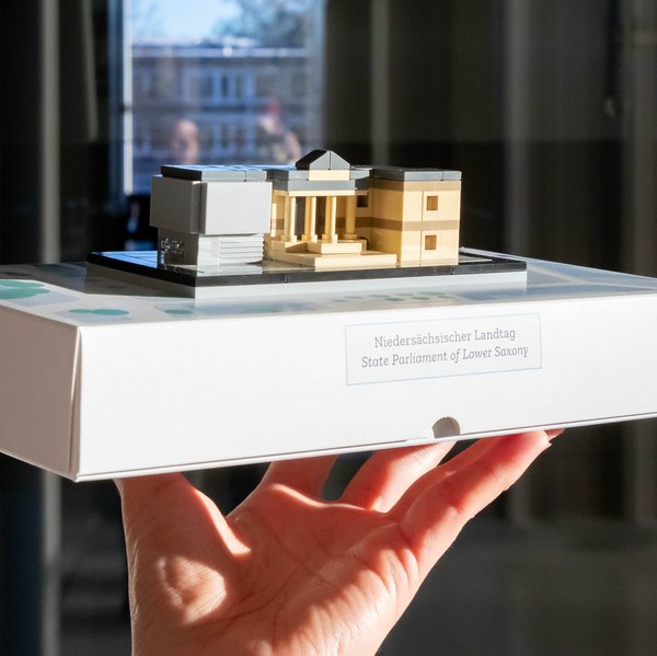 Model des Niedersächsischen Landtages aus LEGO®-Steinen