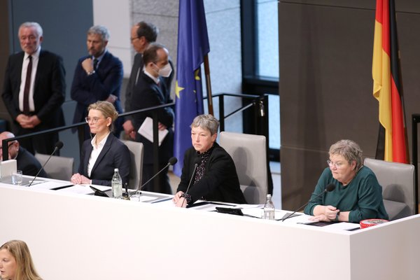 Bild: © Niedersächsischer Landtag Präsidiumsmitglieder auf ihrem Platz im Plenarsaal.
