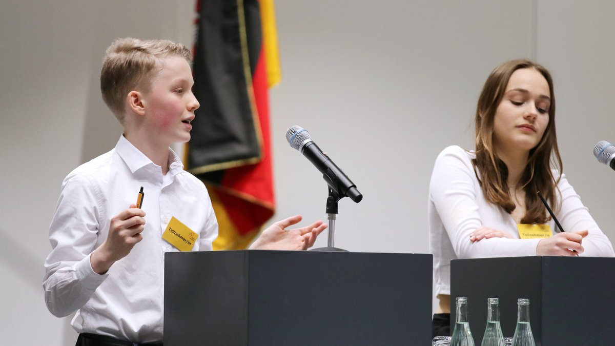 Finn Schünemann und Finja Scharpmann während ihrer Debatte