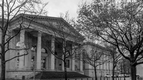 Portikus des Landtages im Herbst