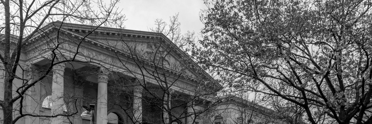 Portikus des Landtages im Herbst