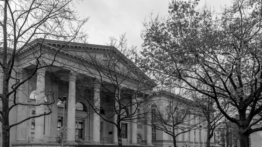 Portikus des Landtages im Herbst