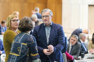Bild: © Focke Strangmann Abgeordnete im Gespräch während einer Fraktionssitzung