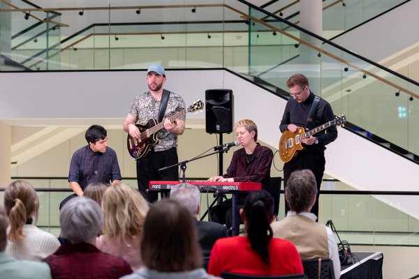 Bild: © Niedersächsischer Landtag Die Band Hertzcasper bei ihrem Auftritt in der Portikushalle. Im Vordergrund ist ein Teil des Publikums zu sehen.