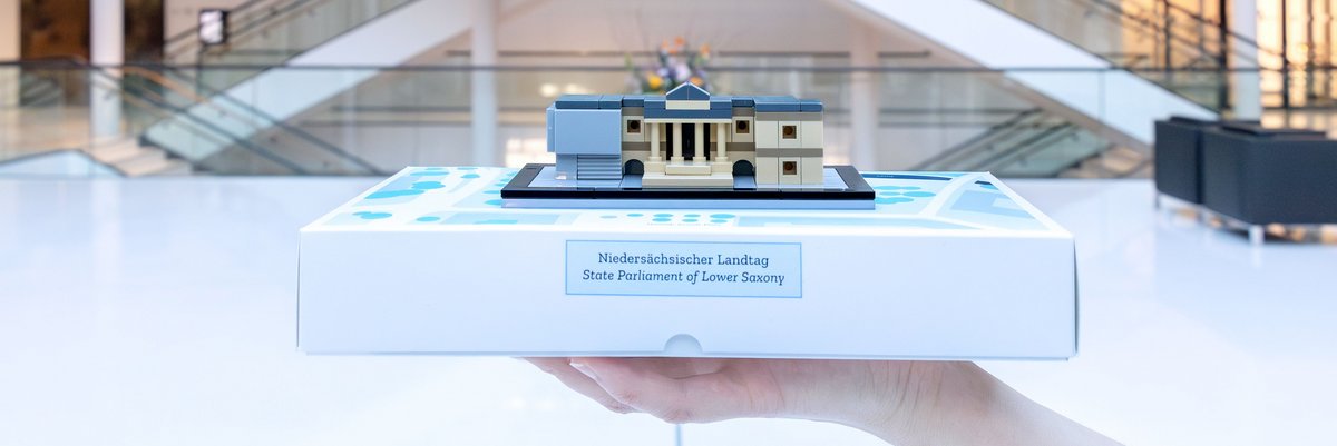 Model des Niedersächsischen Landtages aus LEGO®-Steinen
