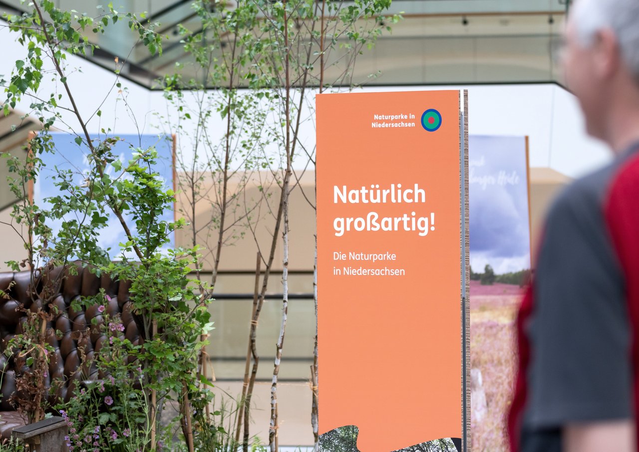 Ein Teil der Ausstellung „Natürlich großartig! Die Naturparke in Niedersachsen“ in der Portikushalle des Landtages.