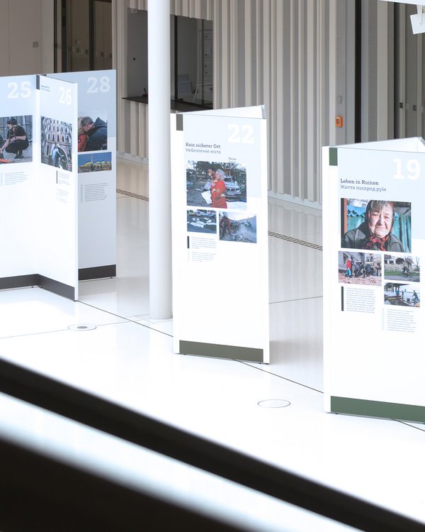 Bild: © Niedersächsischer Landtag Drei Ausstellungstafeln in der Eingangshalle des Landtages