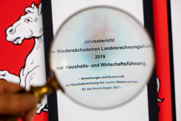 Lupe und Bericht des Landesrechungshofes.