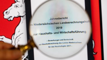 Lupe und Bericht des Landesrechungshofes. Klick öffnet die Seite: Ausschuss zur Vorbereitung der Wahl und der Zustimmung nach Artikel 70 Abs. 2 der Verfassung