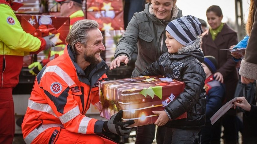 Weihnachtstrucker mit Kindern