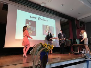 Bild: © Dr. Stefanie Waske Dr. Gabriele Andretta (Mitte) und Tim Kruithoff übergeben Lina Brahms ihr Abiturzeugnis. Rechts im Bild die Tutorin Linda Frey.