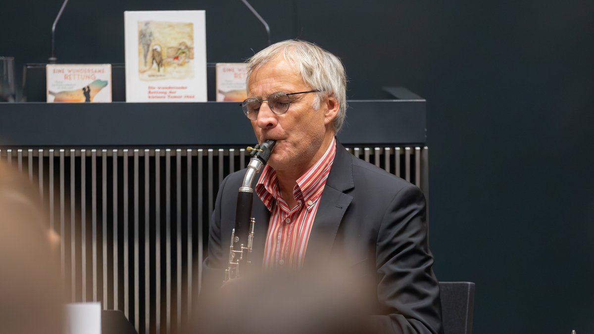 Thomas Siebert vom Finkelstein Trio spielt Klarinette.
