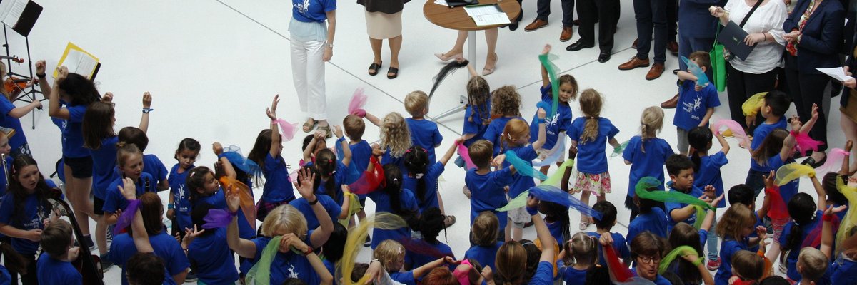 Kinder und Abgeordnete musizieren zusammen.