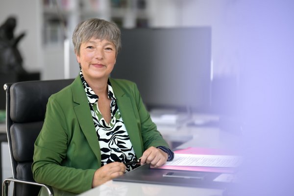 Klick auf das Bild öffnet eine vergrößerte Ansicht in einem Overlay. Zum Schließen des Overlays die ESC-Taste drücken. Hanna Naber'}