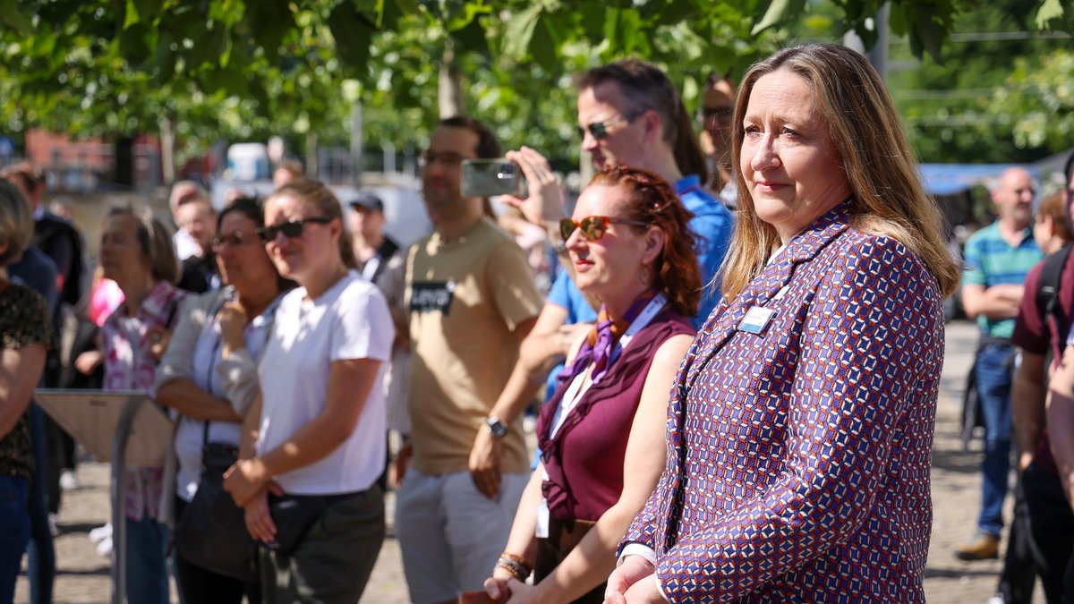 Landtagspräsidentin Gabriele Andretta mit Zuschauern vor der Bühne.