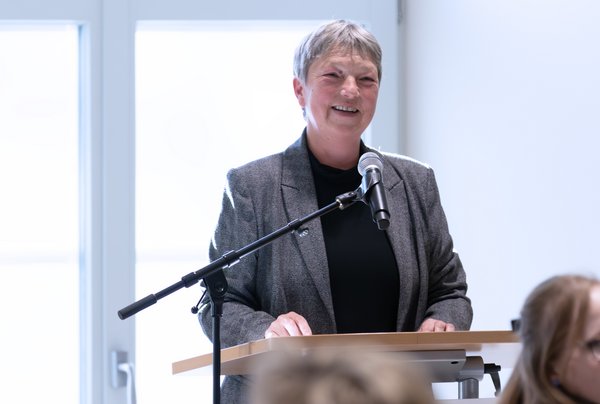 Landtagspräsidentin Hanna Naber spricht zu den Anwesenden.