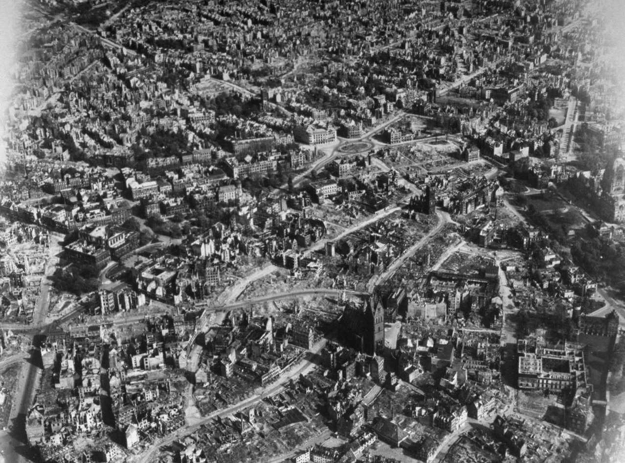 Durch Luftangriffe zerstörte Innenstadt von Hannover, 1945.