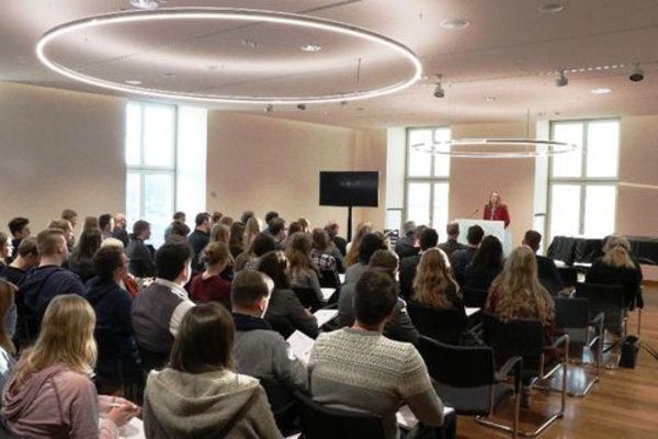 21. Januar 2019 - "Wie erinnern wir in Zukunft" - Jugendliche diskutieren im Landtag; hier: Begrüßung durch die Landtagspräsidentin im LEIBNIZ-SAAL