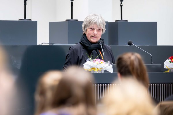 Landtagspräsidentin Hanna Naber am Redepult im Forum.
