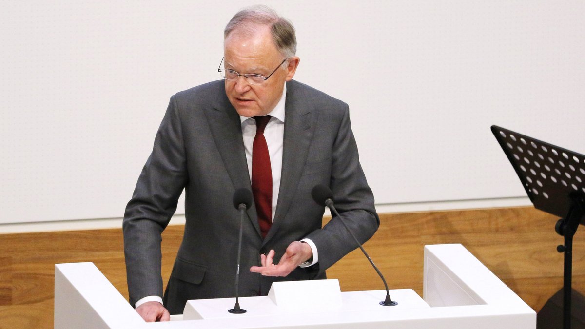 Ministerpräsident Stephan am Rednerpult im Plenarsaal.