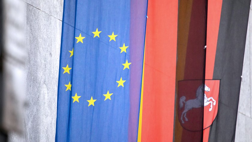 Nahaufnahme gehisster Flaggen am Landtag, im Vordergrund die Europaflagge.