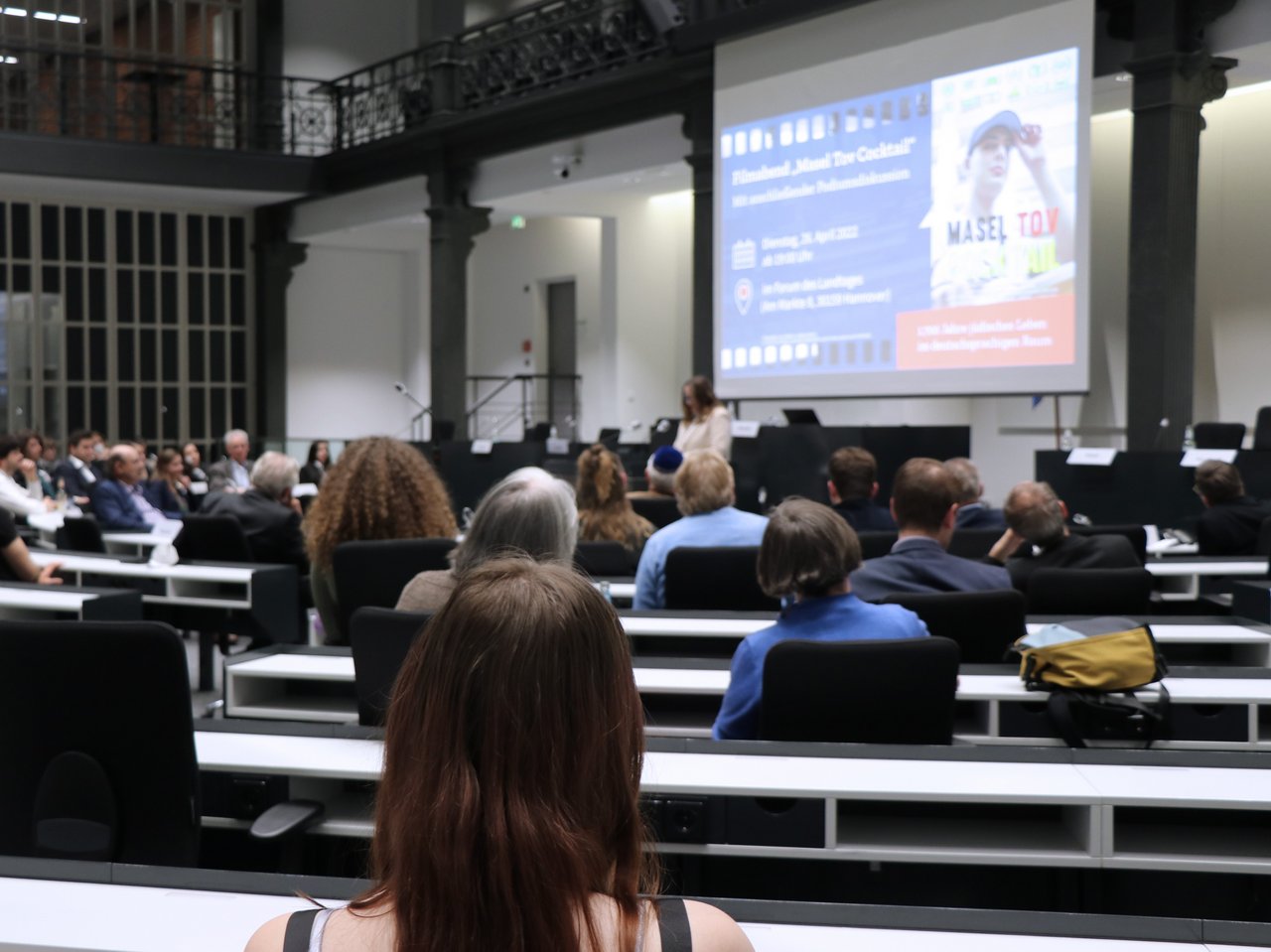 Bild: © Niedersächsischer Landtag Publikum von hinten im Forum des Landtages