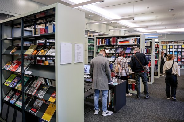 Bild: © Focke Strangmann Ansicht der Landtagsbibliothek, in der sich einige Besucherinnen und Besucher aufhalten