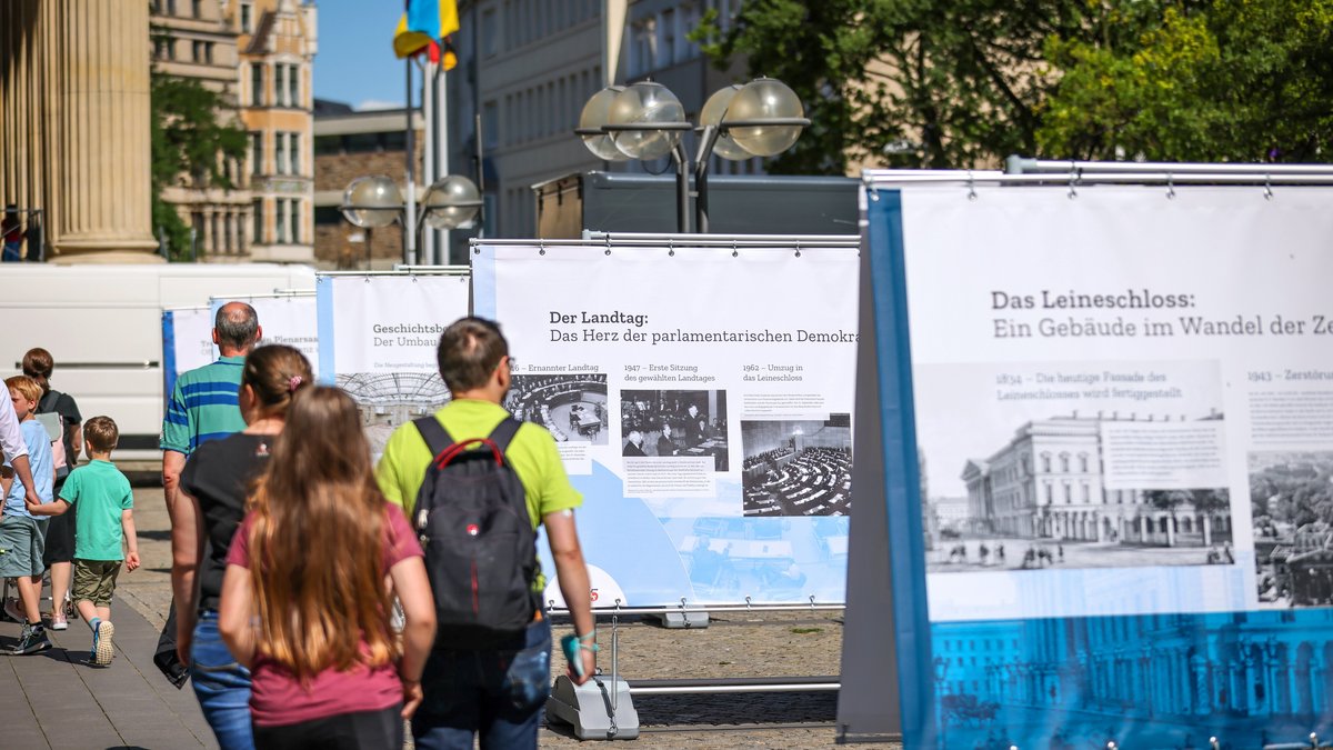 Aufsteller mit Informationen zum Landtag, zum Leineschloss und zum Plenarsaal waren vor dem Eingang aufgebaut.