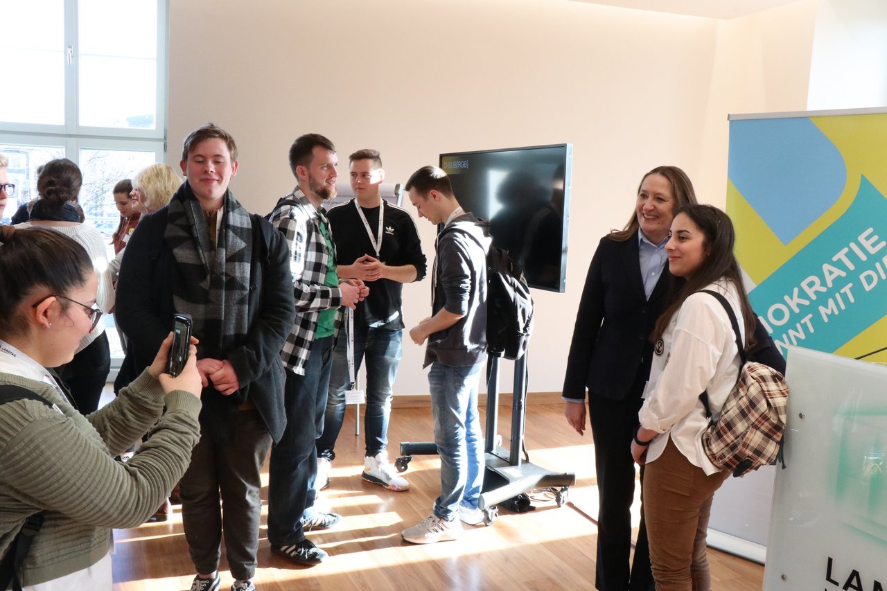 Bild: © Niedersächsischer Landtag Nach dem Workshop gab es Zeit für Selfies mit der Landtagspräsidentin
