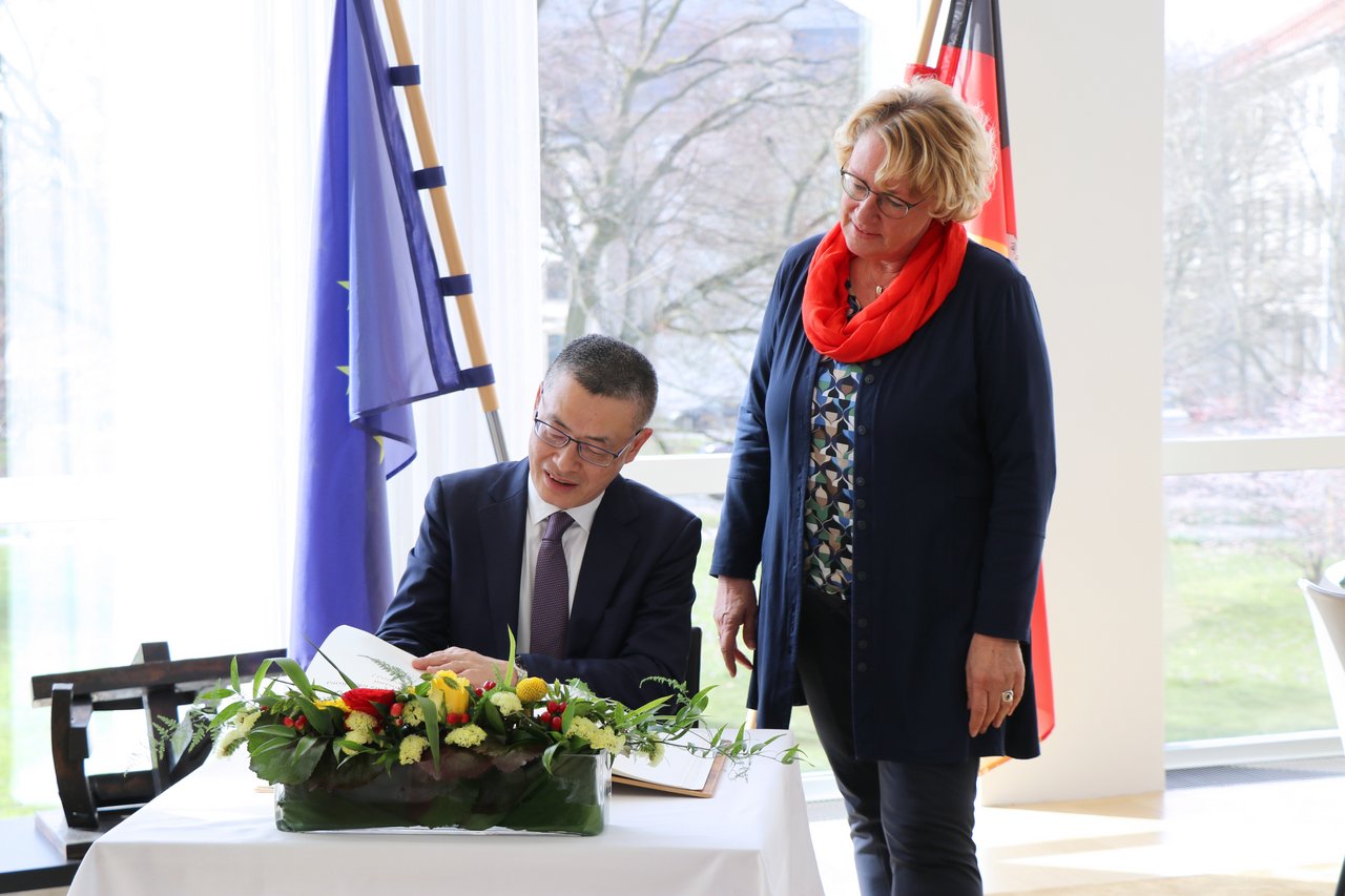 Bild: © Niedersächsischer Landtag Botschafter Vu Quang Minh und Vizepräsidentin Otte Kinast.
