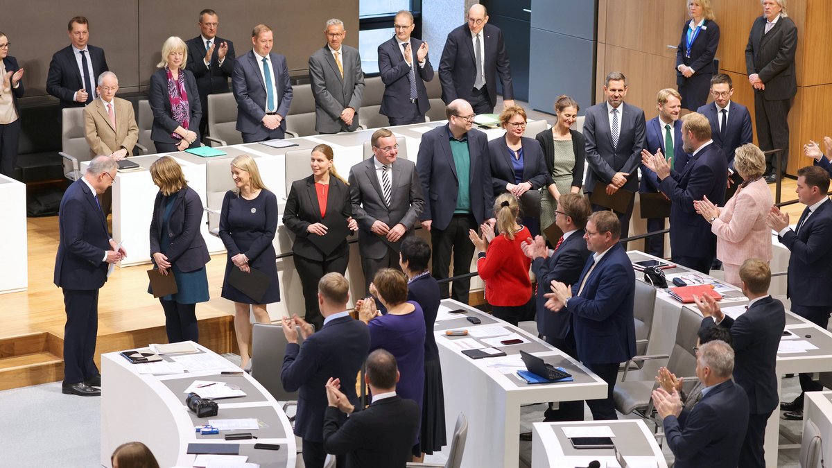 The newly elected members of the lower saxon government just after their swearing in in the plenary hall. 