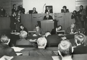 Bild: © Archiv des Niedersächsischen Landtages/Landesbildstelle Plenarsitzung am 14. Januar 1976 Regierungsumbildung, Abschiedsrede des Ministerpräsidenten Alfred Kubel.