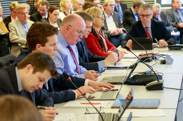 Bild: © Focke Strangmann Mitglieder des GBD sitzen zusammen mit Abgeordneten am Besprechungstisch.