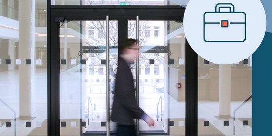 Bild zu Stellenausschreibungen: Eine Person läuft durch die Portikushalle.