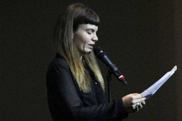 Poetry Slam im Rahmen der Reihe "Offenes Plenum" am 29. April 2019 im Forum des Landtages; hier: Slammerin Rebecca Heims