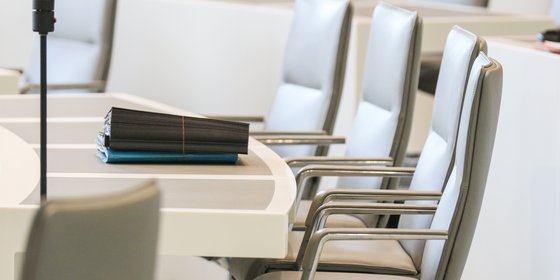 Stuhlreihen im Plenarsaal