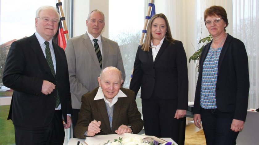 Zeitzeuge Professor Shaul Ladany beim Gästebucheintrag im Arbeitszimmer der Landtagspräsidentin. Dahinter (v.l.n.r.): Vizepräsident Bernd Busemann, Vizepräsident Frank Oesterhelweg, Landtagspräsidentin Dr. Gabriele Andretta, Vizepräsidentin Meta Janssen-Kucz.