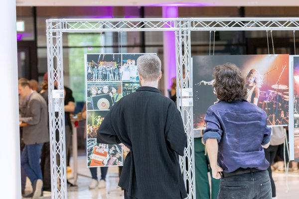 Bild: © Niedersächsischer Landtag Ausstellung "StartingPop" in der Portikushalle