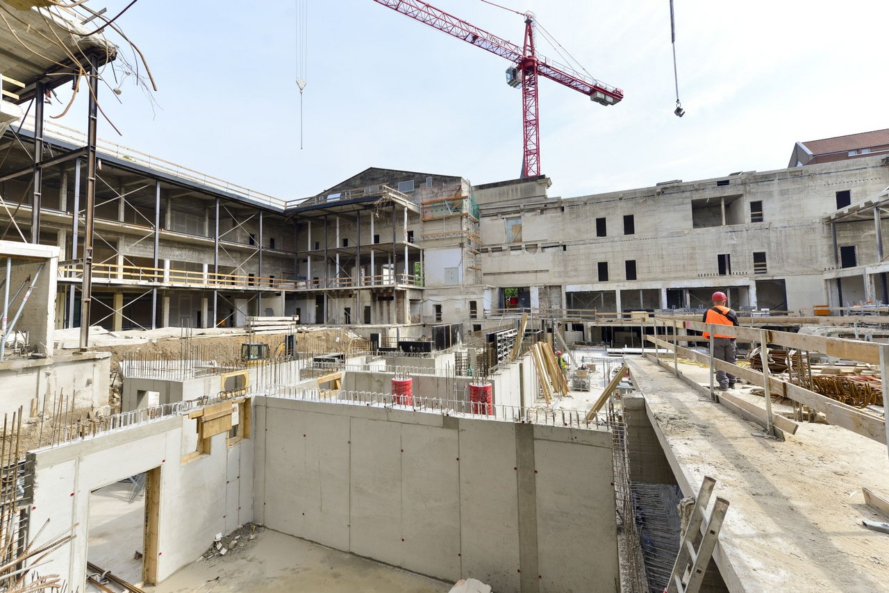 Die Baustelle im Juli 2015. Die Abrissarbeiten sind beendet, mit dem Wiederaufbau wird begonnen.