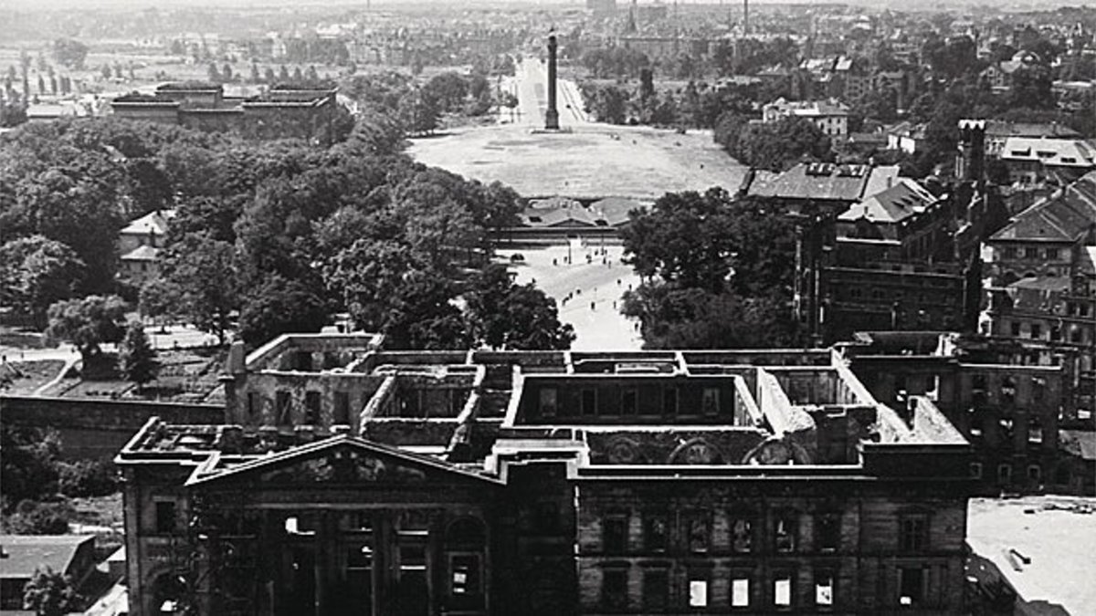 Klick auf das Bild öffnet eine vergrößerte Ansicht in einem Overlay. Zum Schließen des Overlays die ESC-Taste drücken. Das Leineschloss nach dem 26. Juli 1943