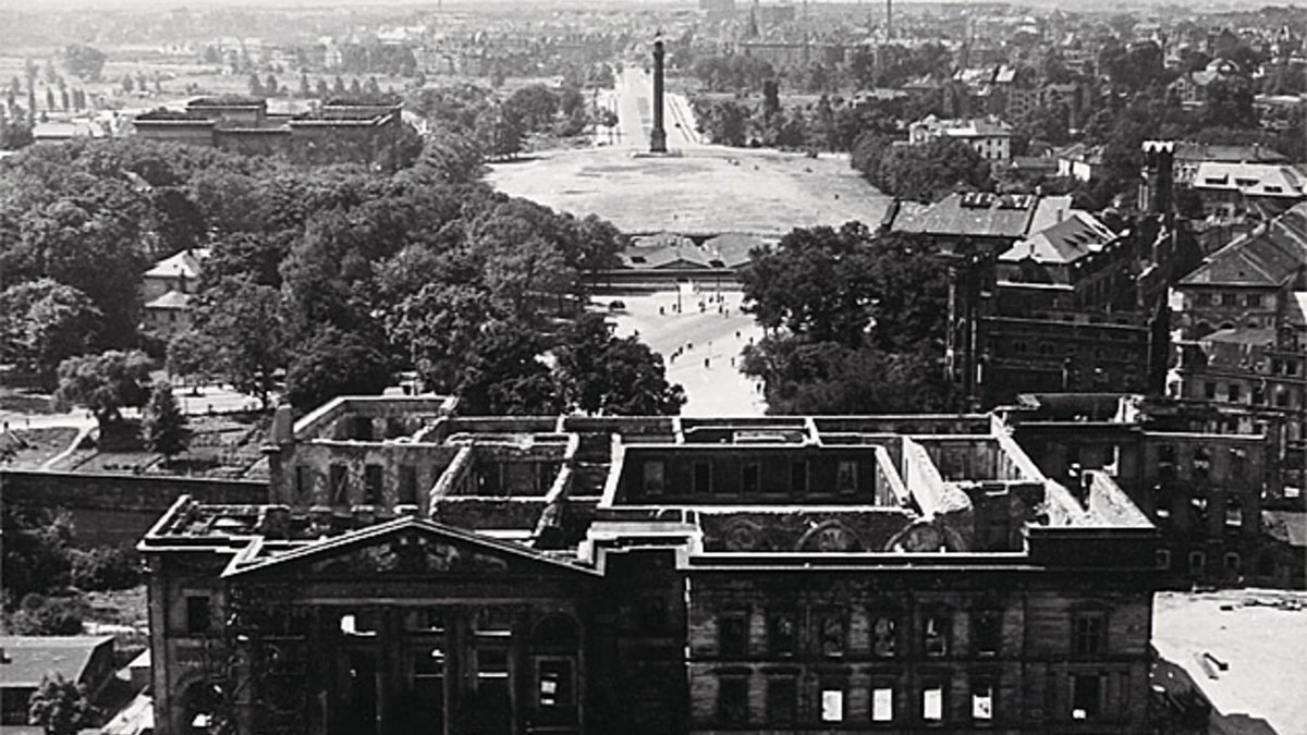 The Leineschloss after 26 July 1943. 