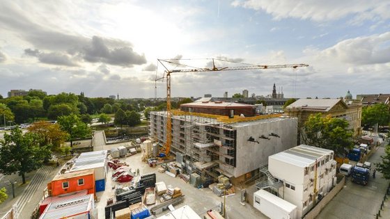 Oktober 2016: Luftaufnahme vom Plenarsaalgebäude mit dem Leineschloss im Hintergrund