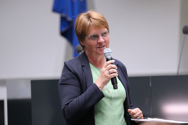Landtagsvizepräsidentin Janssen-Kucz am Mikrofon.