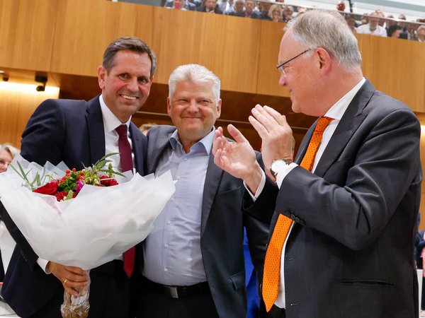 Bild: © Focke Strangmann Gratulationen im Plenarsaal