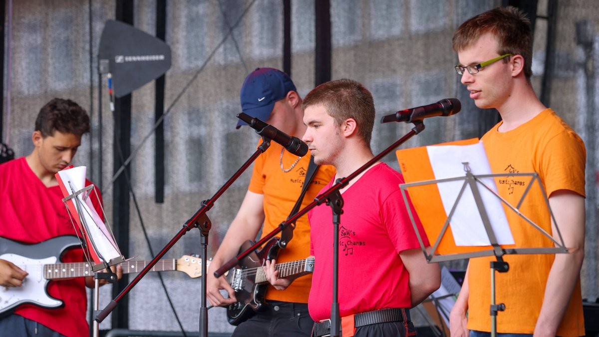 Eine junge Band auf der Bühne.