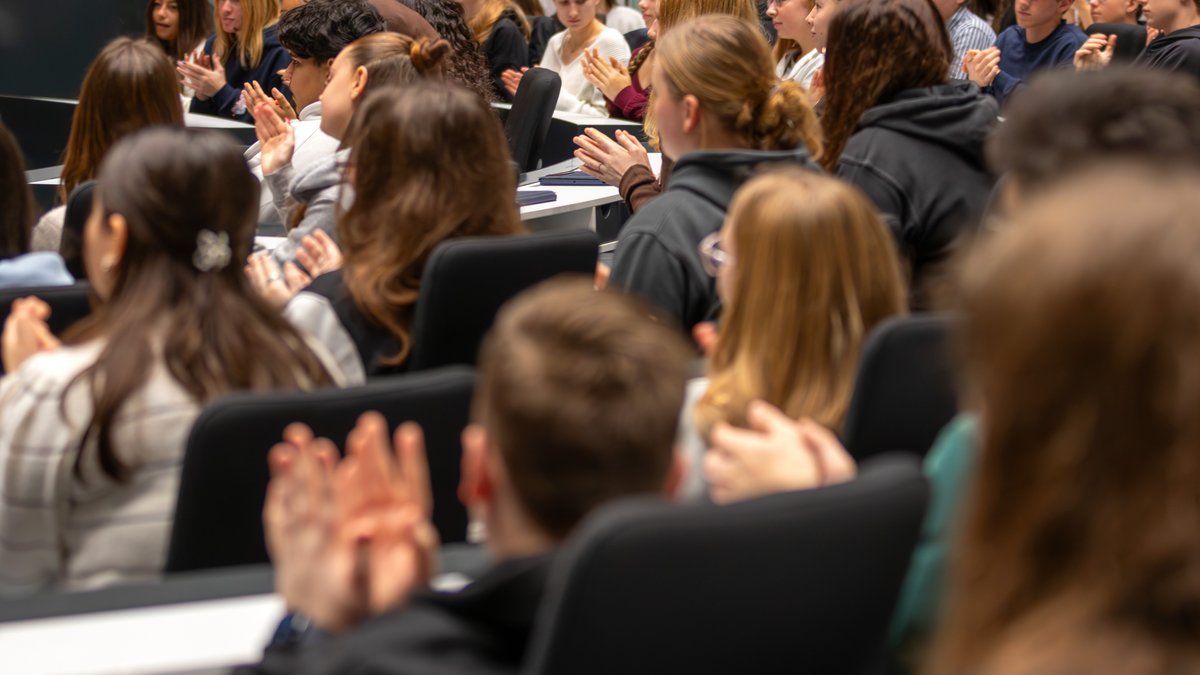 Schülerinnen und Schüler im Forum des Landtages lauschen der Lesung.