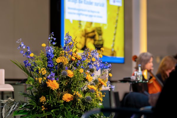 Großmonitor zur Veranstaltung in der Portikushalle