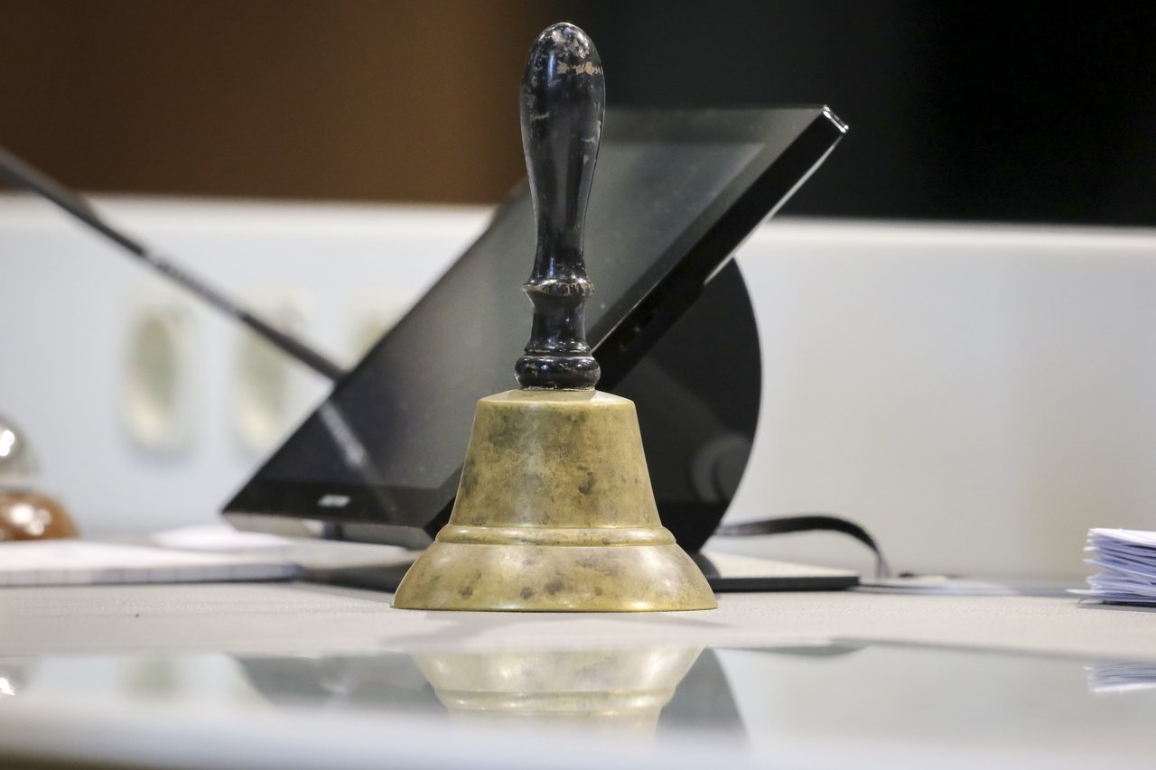 Bild: © Focke Strangmann Glocke am Platz des Landtagspräsidiums im Plenarsaal.